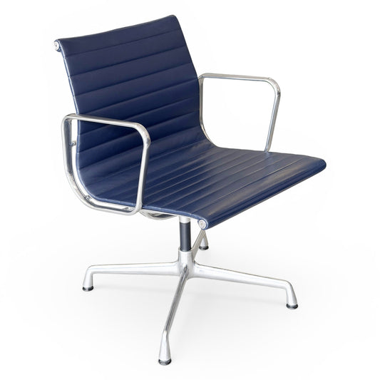 Vitra EA 108 Bürostuhl in Mitternachtblau Leder mit poliertem Aluminiumgestell.