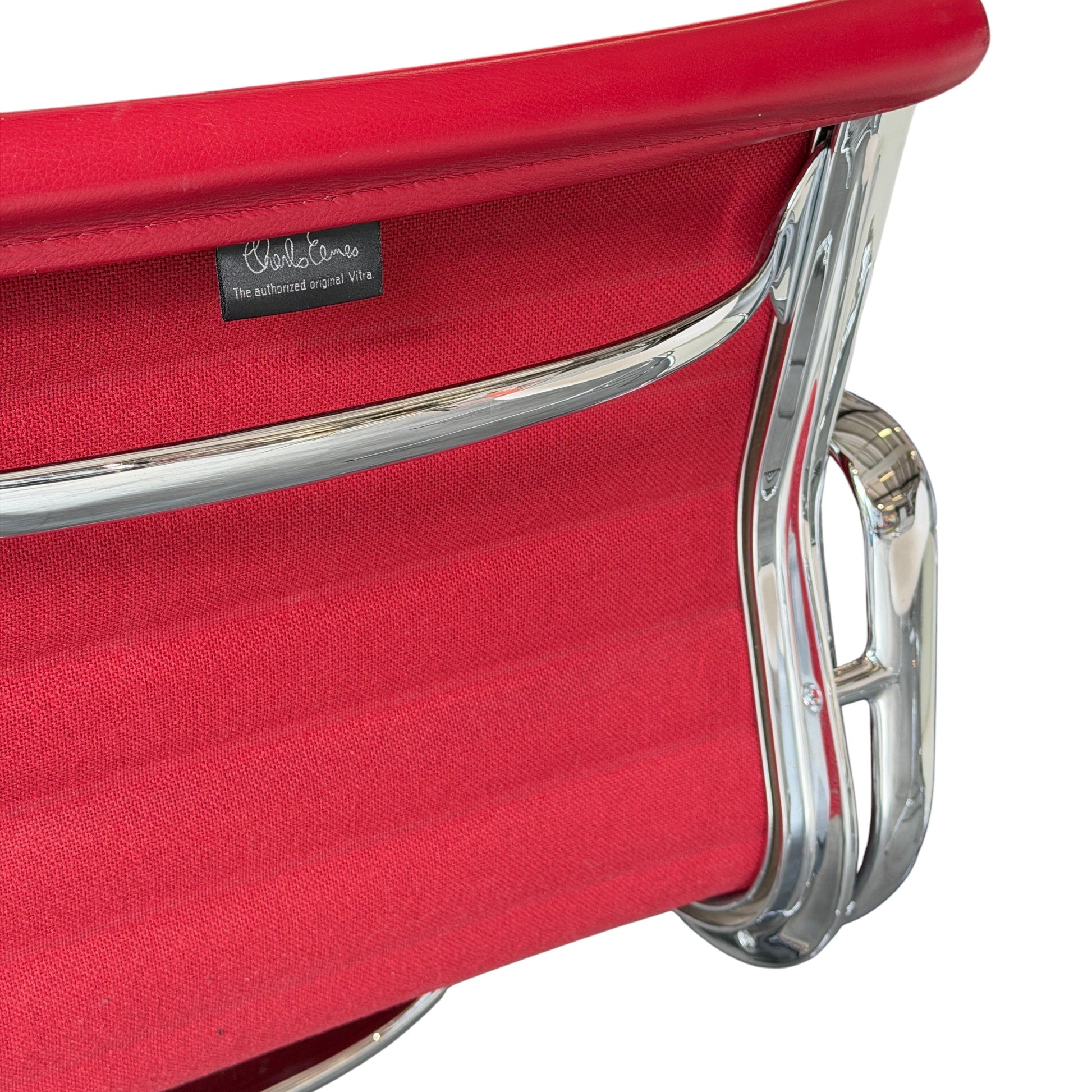 Vitra EA 108 Stuhl mit rotem Leder und Hopsak-Bezug, glänzendem Chromgestell.