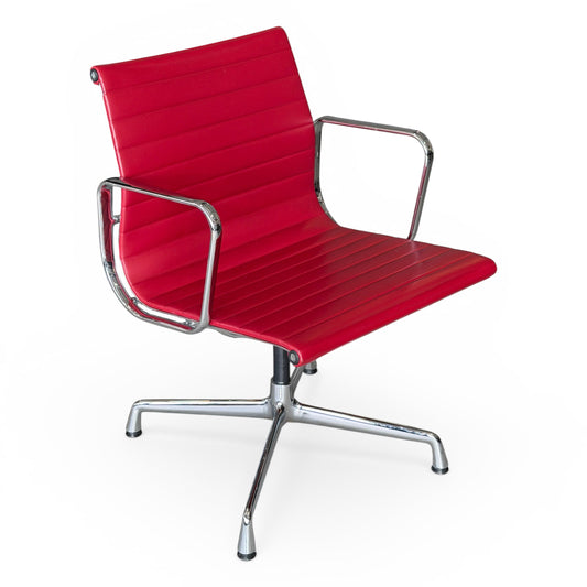 Vitra EA 108 Bürostuhl mit rotem Leder und glänzendem Chromgestell, drehbar.