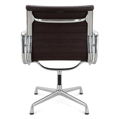 Vitra Eames Alu Chair EA108 mit dunkelbraunem Lederbezug und glänzendem Chromgestell in Rückansicht.