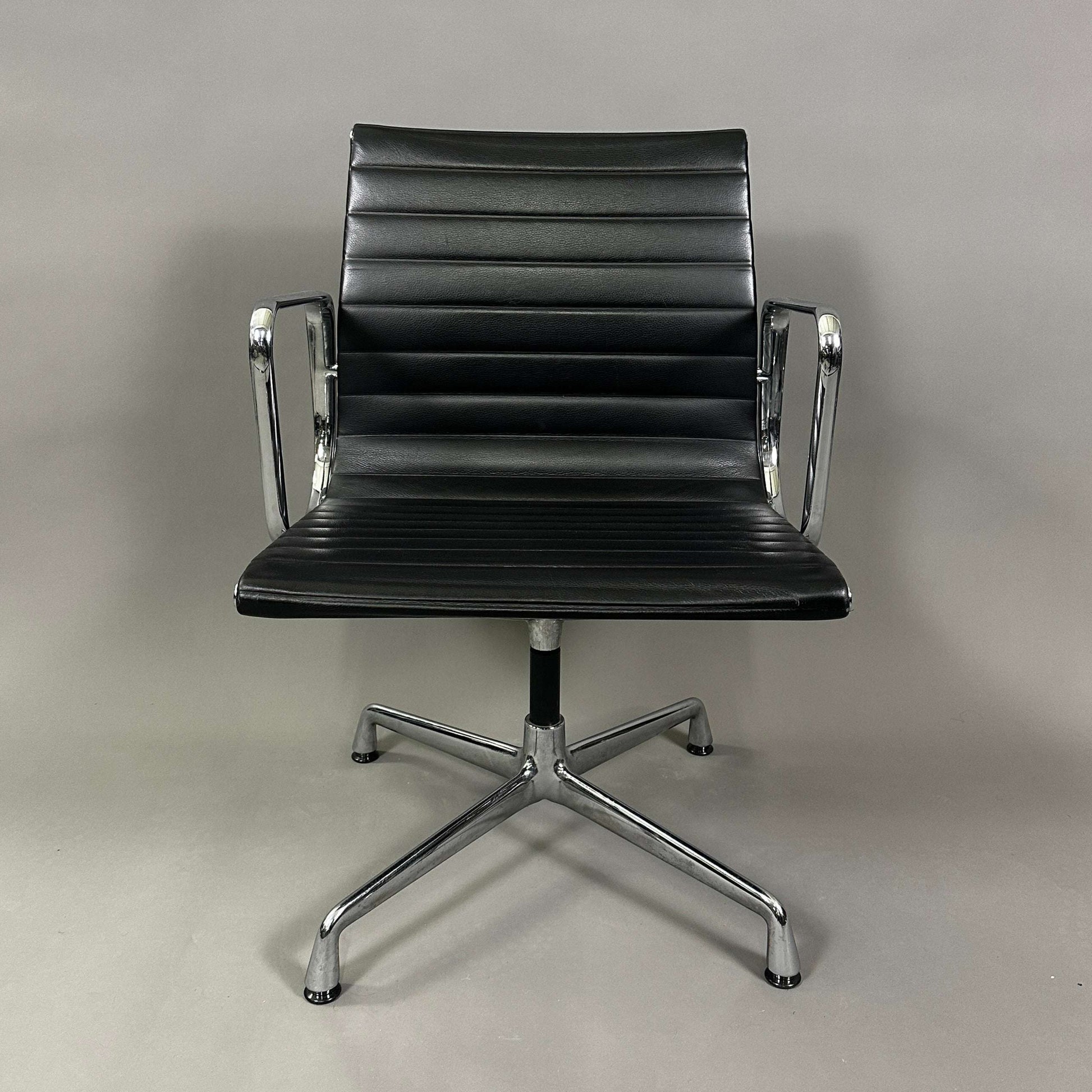 Vitra EA 108 Leder schwarz