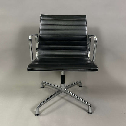 Vitra EA 108 Leder schwarz
