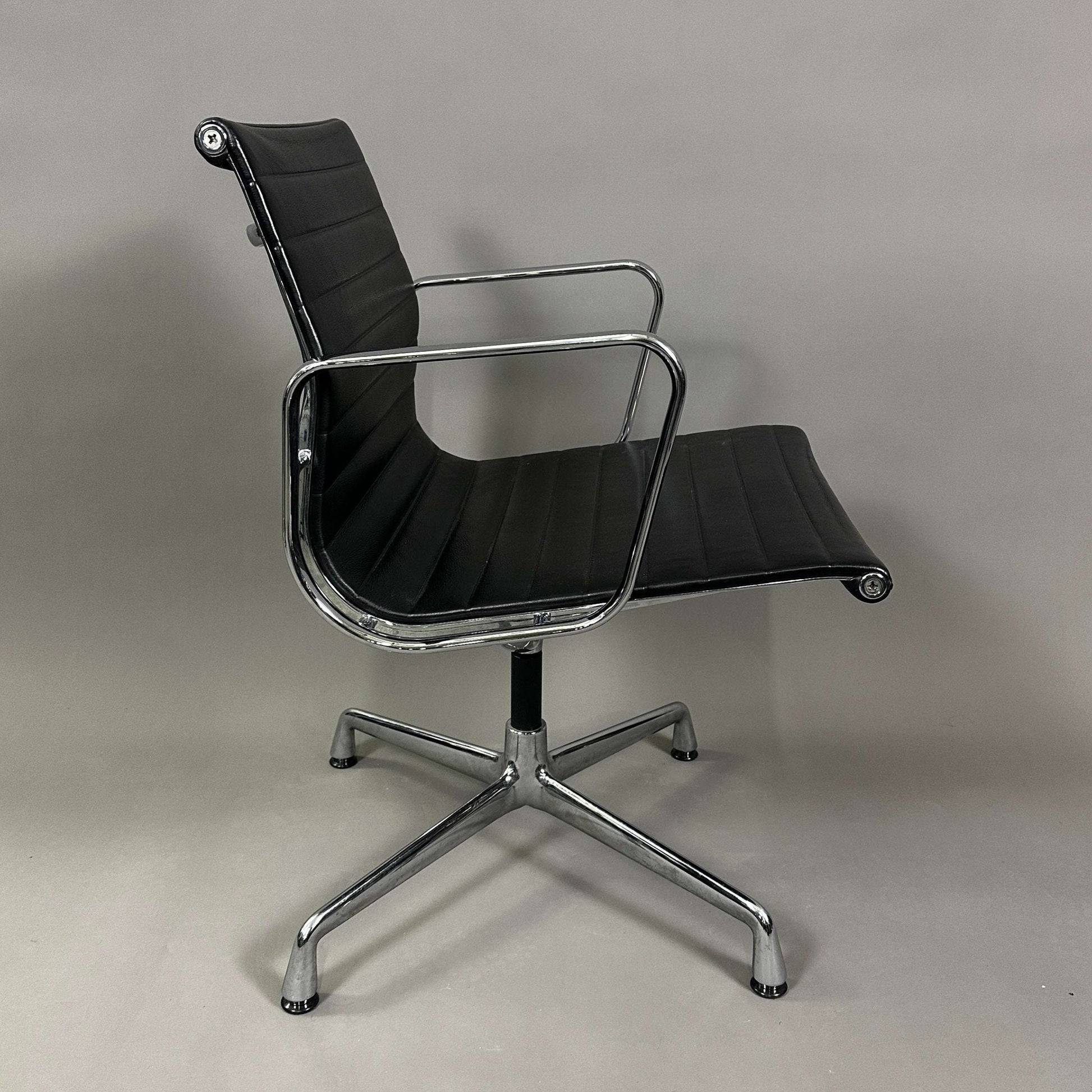 Vitra EA 108 Leder schwarz