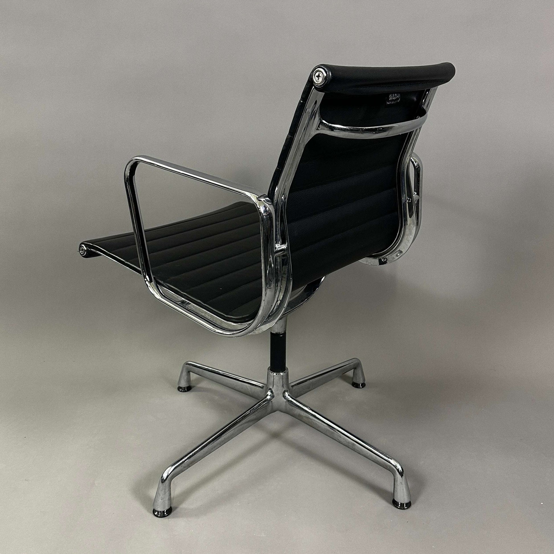 Vitra EA 108 Leder schwarz