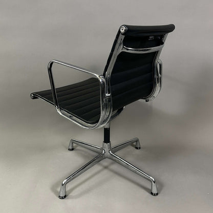 Vitra EA 108 Leder schwarz