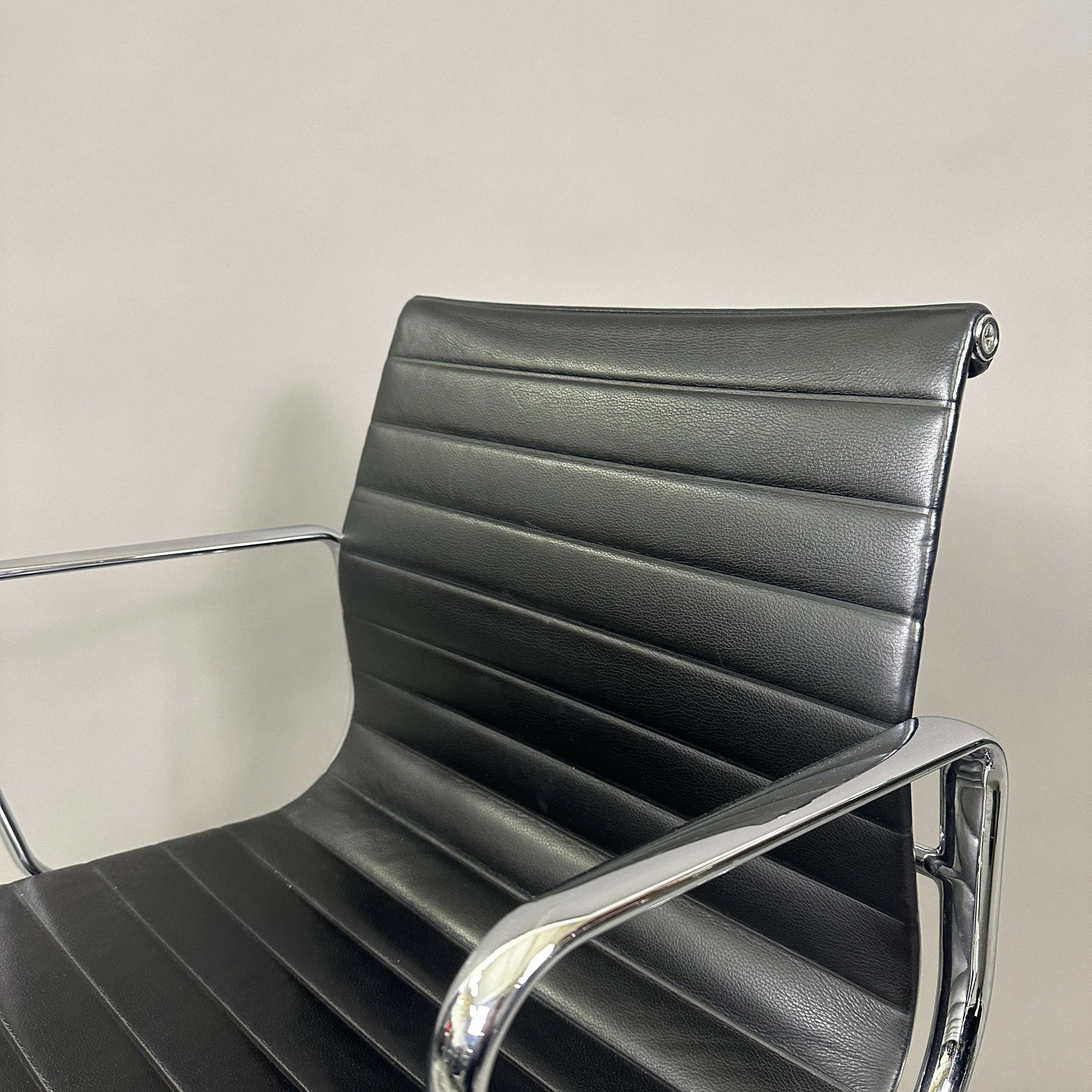 Vitra EA 108 Leder schwarz