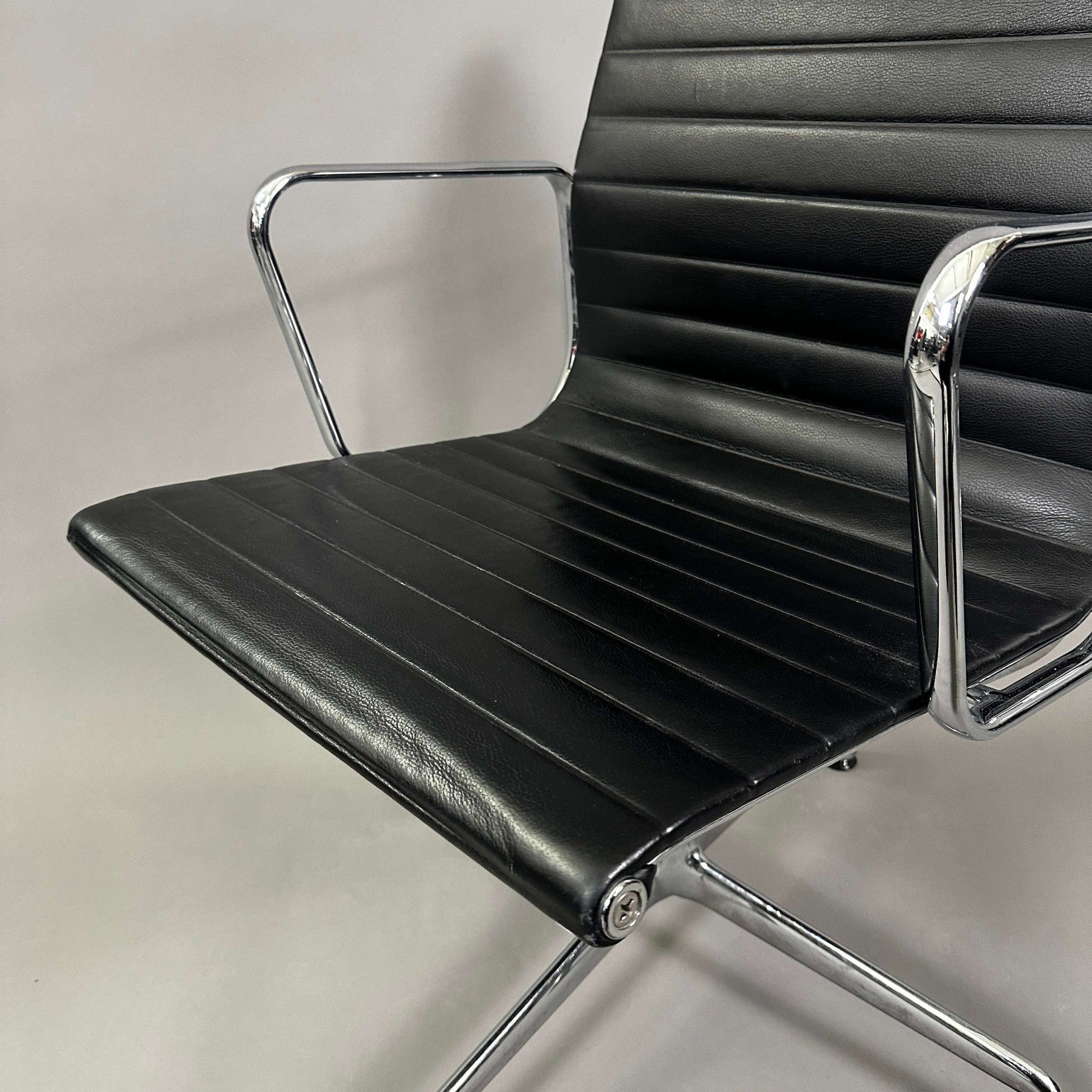 Vitra EA 108 Leder schwarz