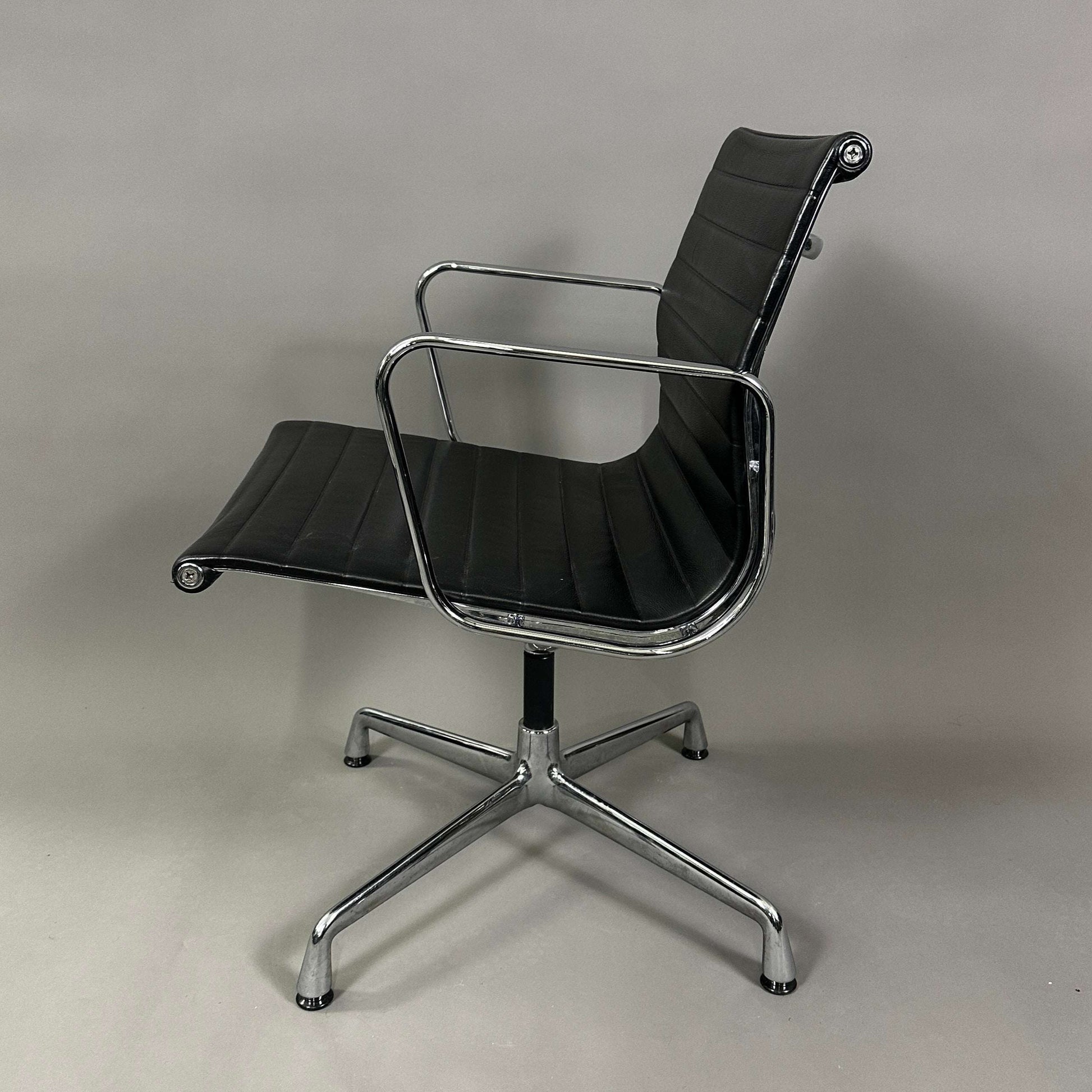 Vitra EA 108 Leder schwarz