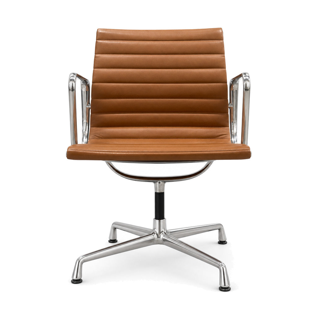 Vitra EA 108 Bürostuhl in cognacfarbenem Premium-Leder mit poliertem Aluminiumgestell und Armlehnen.