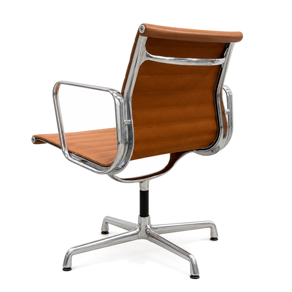 Vitra Eames EA 108 Bürostuhl in cognacfarbenem Premium-Leder mit poliertem Aluminiumgestell, Rückansicht.