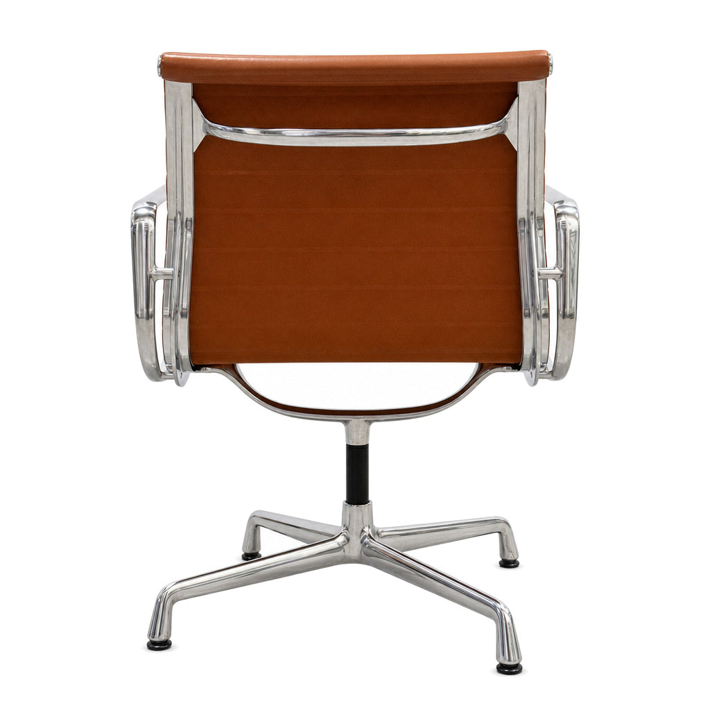 Vitra EA 108 Bürostuhl in cognacfarbenem Premium-Leder mit poliertem Aluminiumgestell, Rückansicht.