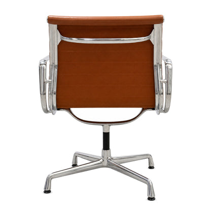 Vitra EA 108 Bürostuhl in cognacfarbenem Premium-Leder mit poliertem Aluminiumgestell, Rückansicht.