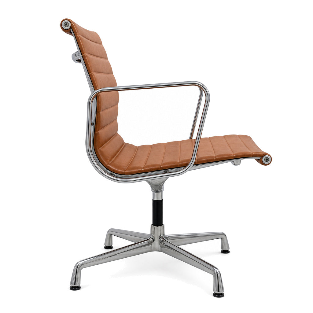 Vitra EA 108 Bürostuhl in cognacfarbenem Premium-Leder mit poliertem Aluminiumgestell und Armlehnen.