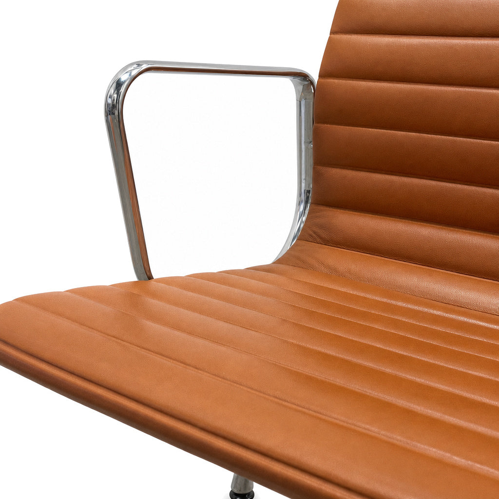 Vitra Eames EA108 Bürostuhl in cognacfarbenem Premium-Leder mit poliertem Aluminium-Armlehnengestell.