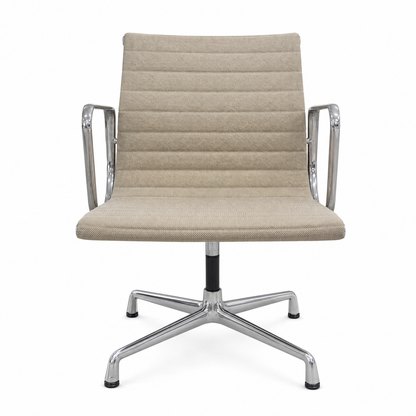 Vitra Eames Alu Chair EA108 in beigem Hopsak-Stoff mit poliertem Aluminiumgestell und Armlehnen.