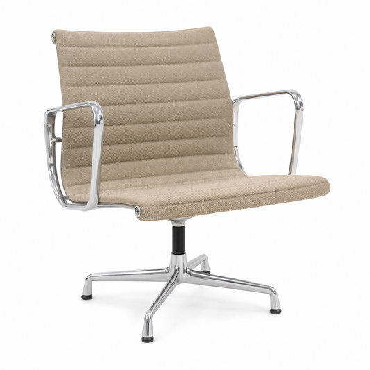 Vitra Eames Alu Chair EA108 in beigem Hopsak-Stoff mit poliertem Aluminiumgestell und Armlehnen.