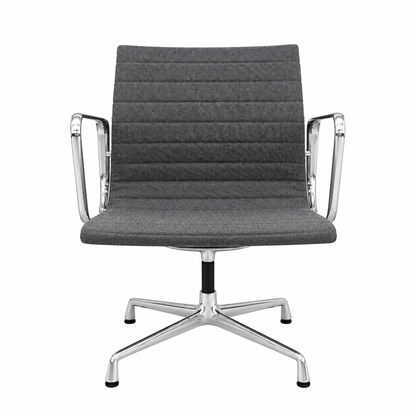Vitra Eames Alu Chair EA108 in grauem Hopsak-Stoff mit poliertem Aluminiumgestell und Armlehnen.