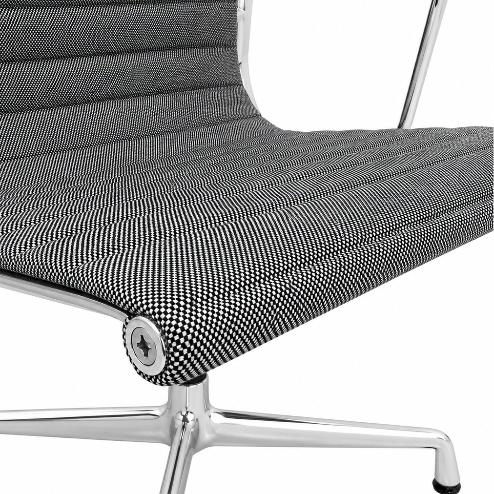 Vitra Eames Alu Chair EA108 mit grauem Hopsak-Bezug und poliertem Aluminiumgestell.
