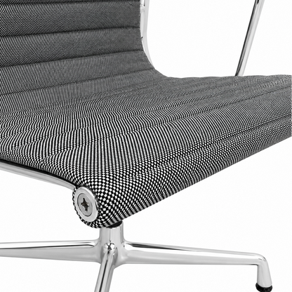 Vitra Eames Alu Chair EA108 mit grauem Hopsak-Bezug und poliertem Aluminiumgestell.