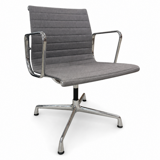 Vitra Eames Alu Chair EA108 mit grauem Hopsak-Bezug und verchromtem Gestell auf weißem Hintergrund.