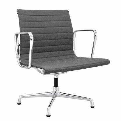 Vitra Eames Alu Chair EA108 mit grauem Hopsak-Bezug und poliertem Aluminiumgestell auf weißem Hintergrund.