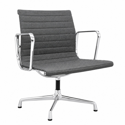 Vitra Eames Alu Chair EA108 mit grauem Hopsak-Bezug und poliertem Aluminiumgestell auf weißem Hintergrund.