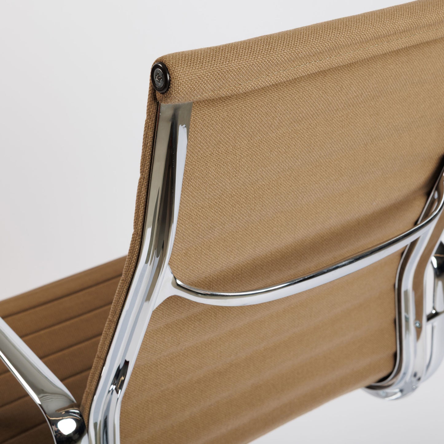 Vitra EA 112 Hopsak braun Bürostuhl, Nahaufnahme der Rückenlehne mit geripptem braunem Stoff und Chromrahmen.