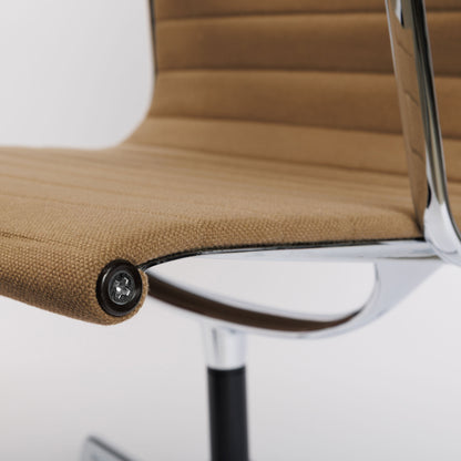 Vitra EA 112 Hopsak Bürostuhl in Braun, mit geripptem Stoff und glänzendem Chromgestell.