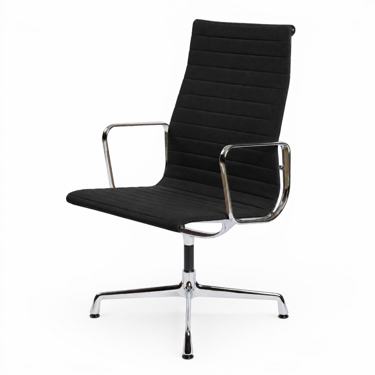 Vitra EA 112 Bürostuhl in schwarzem Hopsak-Stoff mit verchromtem Gestell und Armlehnen auf weißem Hintergrund.