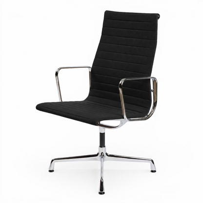 Vitra EA 112 Bürostuhl in schwarzem Hopsak-Stoff mit verchromtem Gestell und Armlehnen auf weißem Hintergrund.