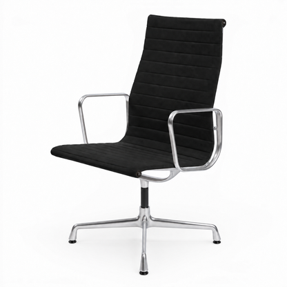 Vitra EA 112 Bürostuhl in schwarzem Hopsak-Stoff mit poliertem Aluminiumgestell und Armlehnen auf weißem Hintergrund.