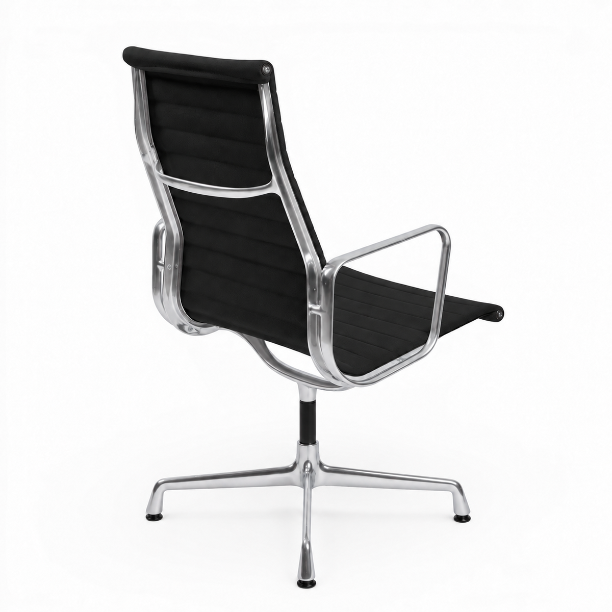 Vitra EA 112 Bürostuhl mit schwarzem Hopsak-Bezug und poliertem Aluminiumgestell in Rückansicht.