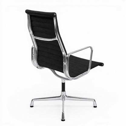 Vitra EA 112 Bürostuhl mit schwarzem Hopsak-Bezug und poliertem Aluminiumgestell in Rückansicht.