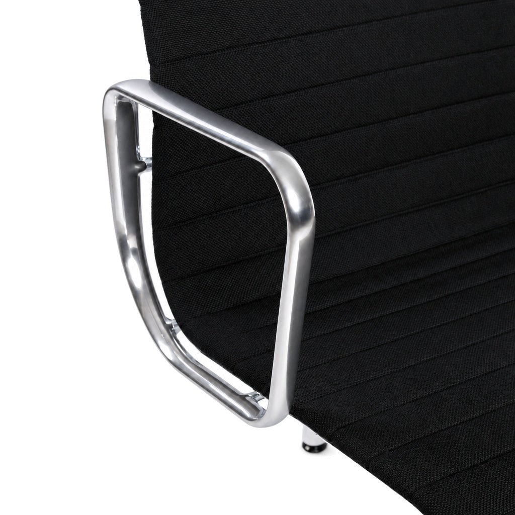 Vitra EA 112 Bürostuhl mit schwarzem Hopsak-Bezug und poliertem Aluminium-Armlehnenrahmen.