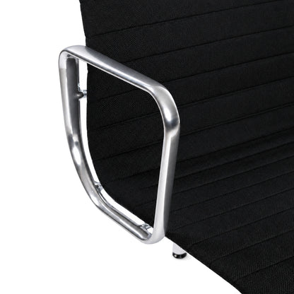 Vitra EA 112 Bürostuhl mit schwarzem Hopsak-Bezug und poliertem Aluminium-Armlehnenrahmen.