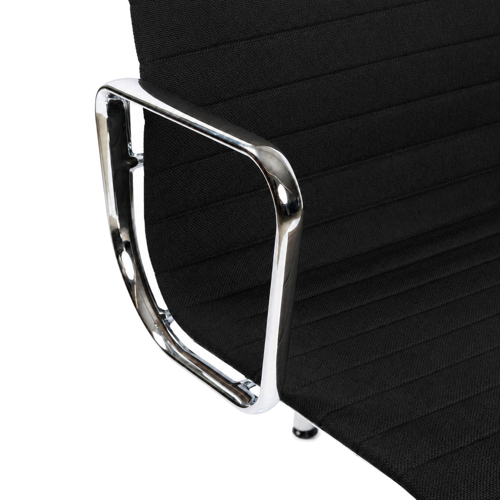 Vitra EA 112 Bürostuhl mit schwarzem Hopsak-Bezug und glänzendem Chrom-Armlehnengestell.