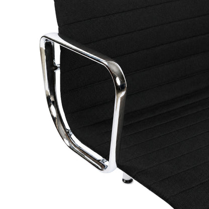 Vitra EA 112 Bürostuhl mit schwarzem Hopsak-Bezug und glänzendem Chrom-Armlehnengestell.