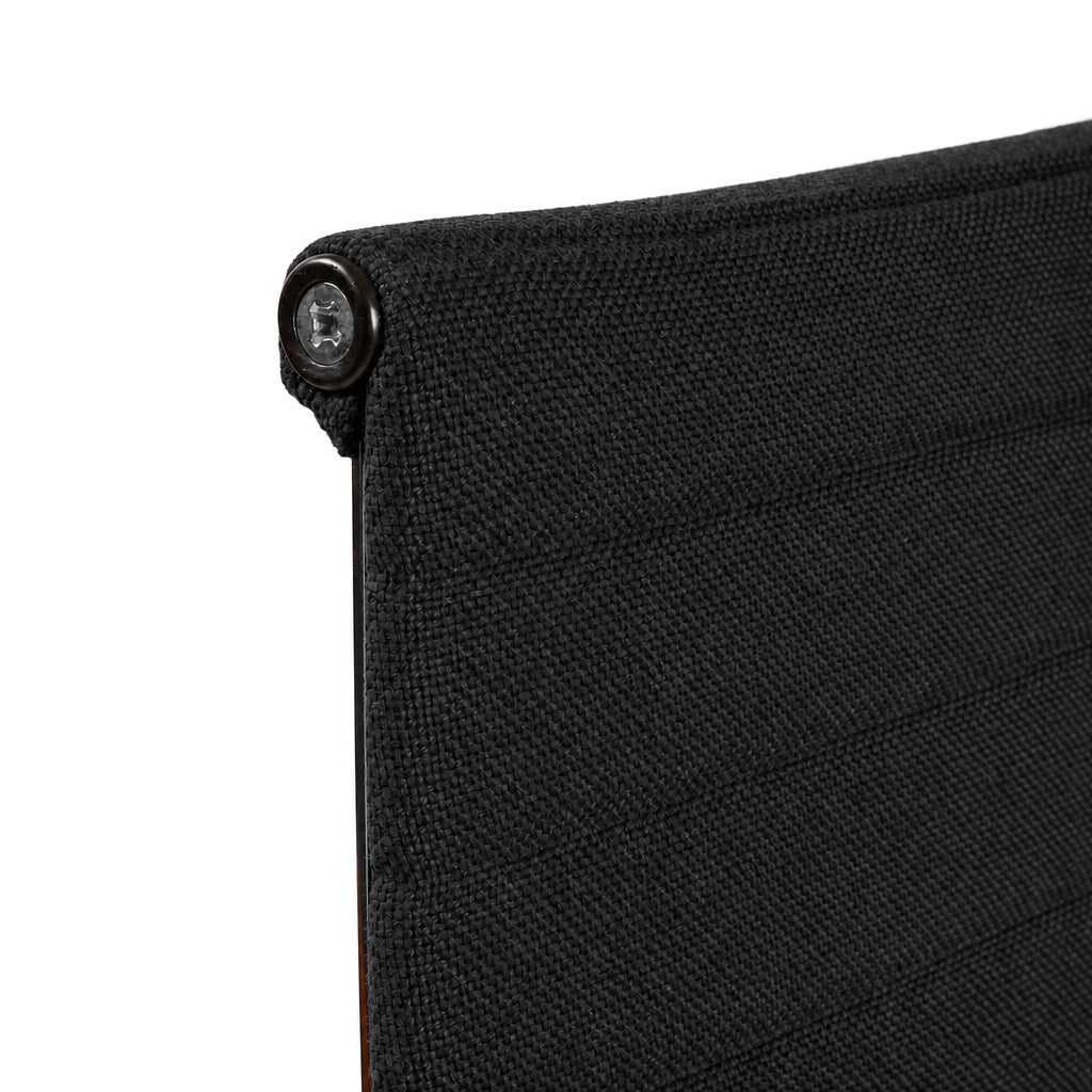 Detailaufnahme des schwarzen Vitra EA 112 Hopsak Stuhls mit strukturierter Stoffoberfläche und markantem Seitenelement.