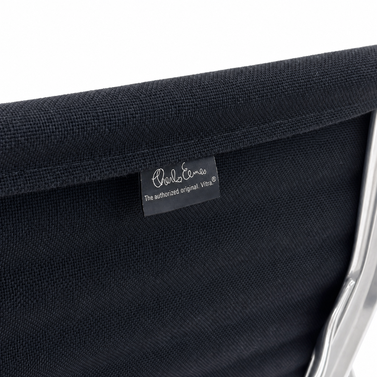 Schwarzer Vitra EA 112 Hopsak Stuhl mit poliertem Aluminiumrahmen und Charles Eames Label.