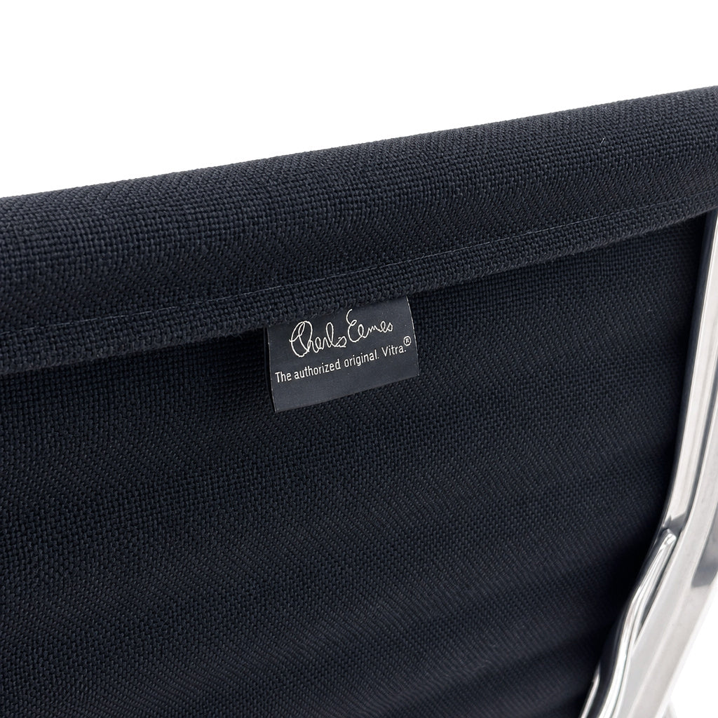 Vitra EA 112 Stuhl in schwarzem Hopsak-Stoff mit Charles Eames Label und glänzendem Chromrahmen.