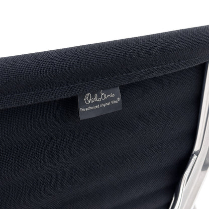 Vitra EA 112 Stuhl in schwarzem Hopsak-Stoff mit Charles Eames Label und glänzendem Chromrahmen.