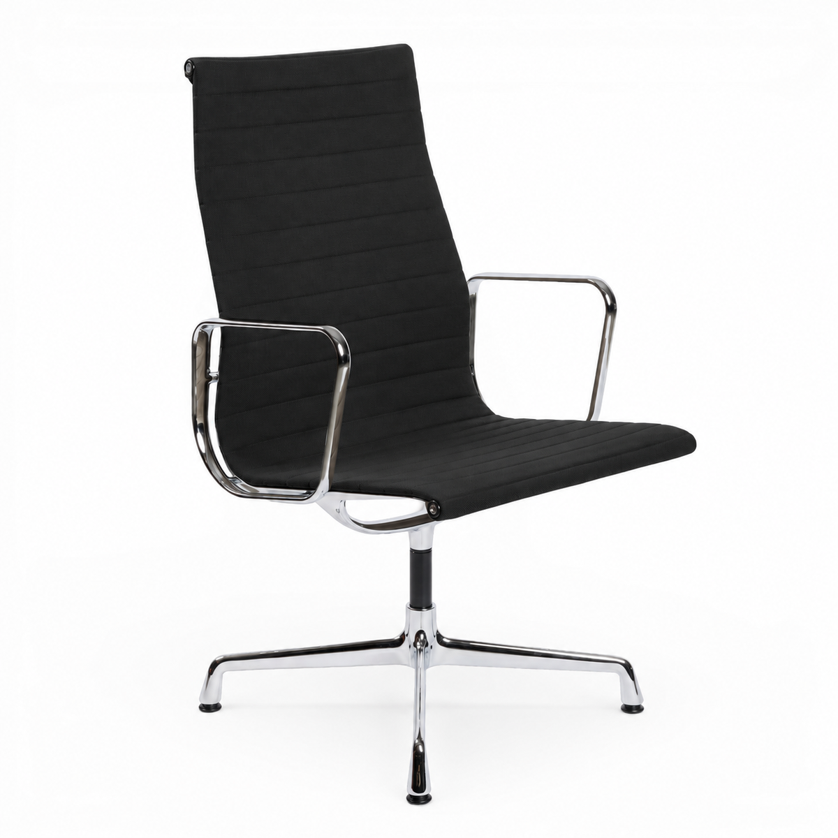Vitra EA 112 Bürostuhl in schwarzem Hopsak-Stoff mit verchromtem Gestell und Armlehnen auf weißem Hintergrund.