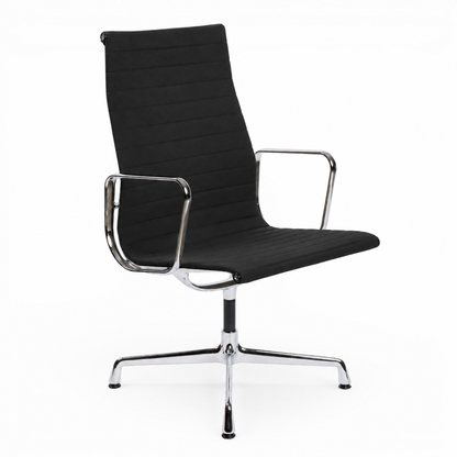 Vitra EA 112 Bürostuhl in schwarzem Hopsak-Stoff mit verchromtem Gestell und Armlehnen auf weißem Hintergrund.
