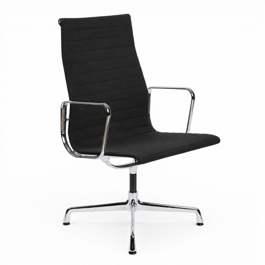 Vitra EA 112 Bürostuhl in schwarzem Hopsak-Stoff mit verchromtem Gestell und Armlehnen auf weißem Hintergrund.