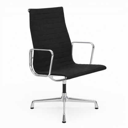 Vitra EA 112 Bürostuhl in schwarzem Hopsak-Stoff mit poliertem Aluminiumgestell und Armlehnen auf weißem Hintergrund.