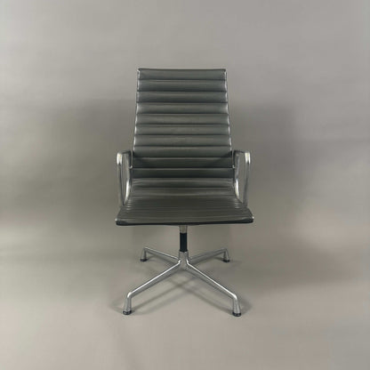 Vitra EA 112 Eames Alu Chair mit grauem Lederbezug und poliertem Aluminiumgestell