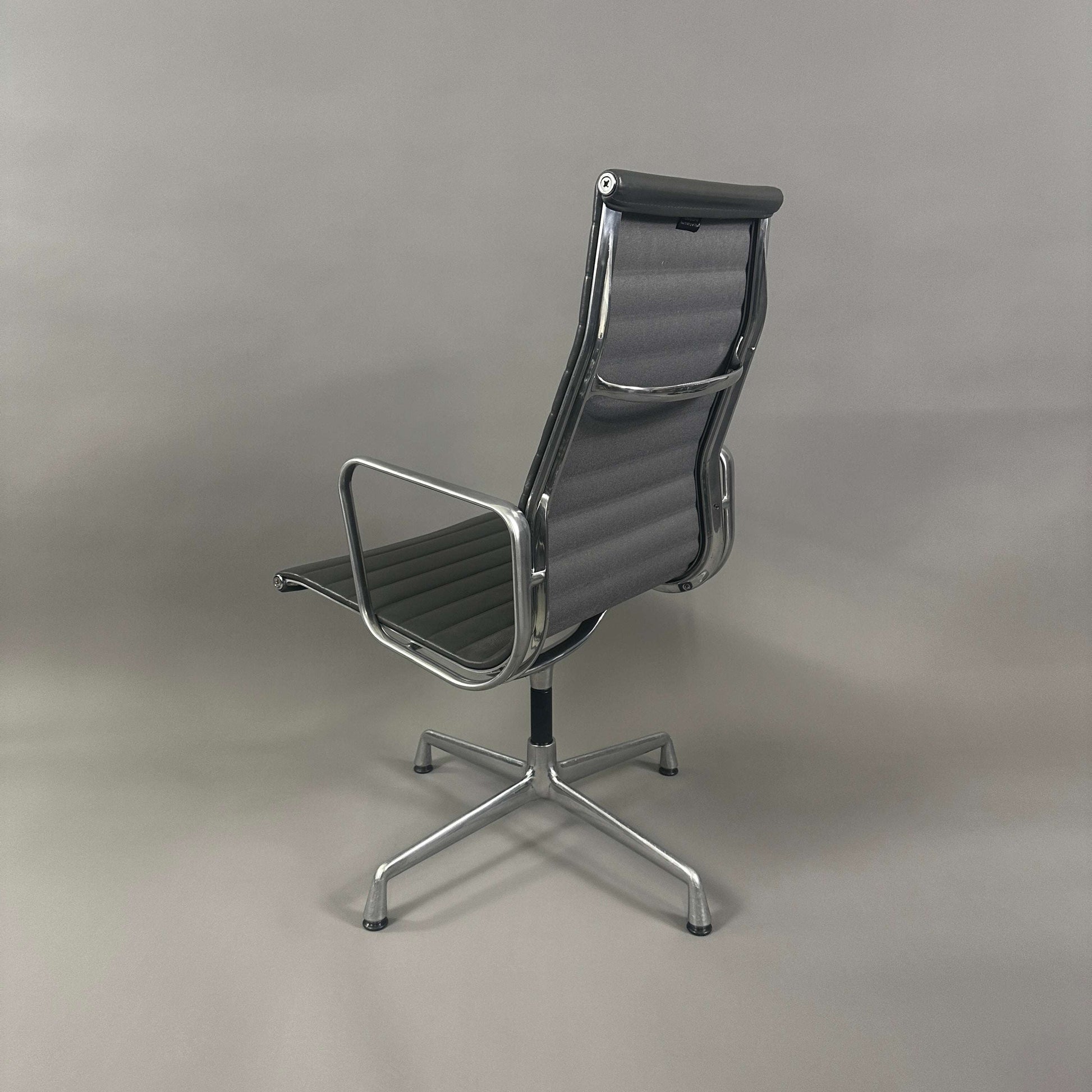 Vitra EA 112 Bürostuhl mit grauem Lederbezug und poliertem Aluminiumgestell von hinten