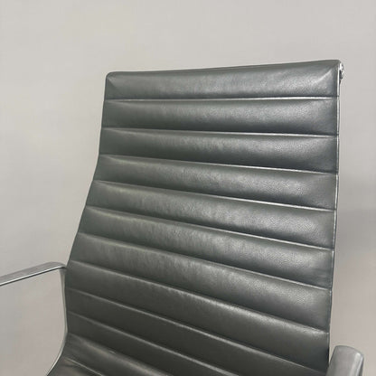 Vitra EA 112 Stuhl mit grauem Lederbezug und poliertem Aluminiumgestell