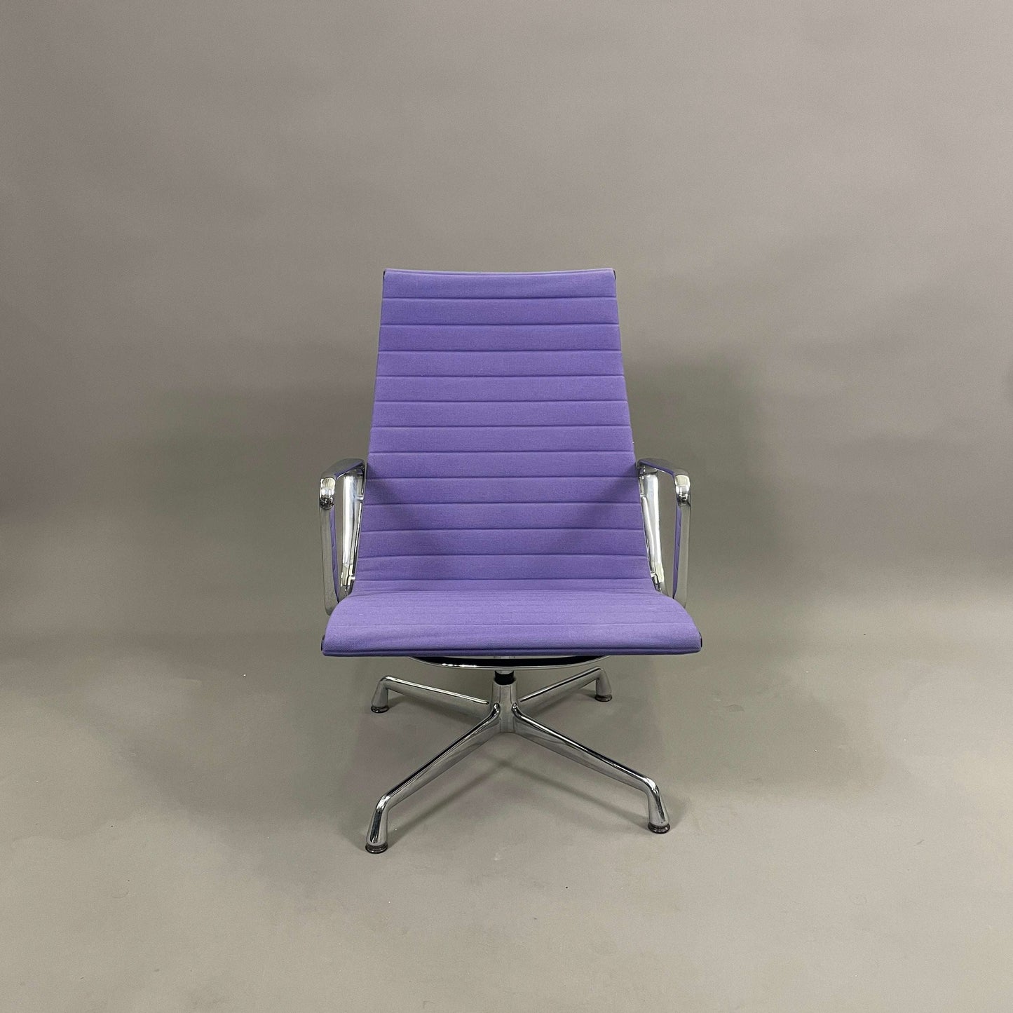 Vitra EA 115 Hopsak Bürostuhl in Lavendel mit nicht drehbarem Aluminiumgestell