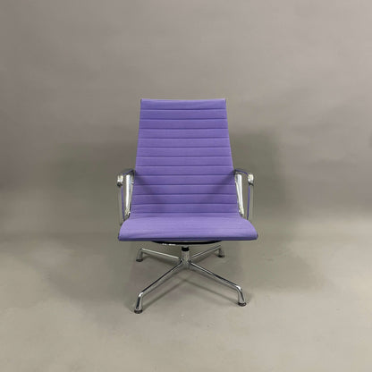 Vitra EA 115 Hopsak Bürostuhl in Lavendel mit nicht drehbarem Aluminiumgestell